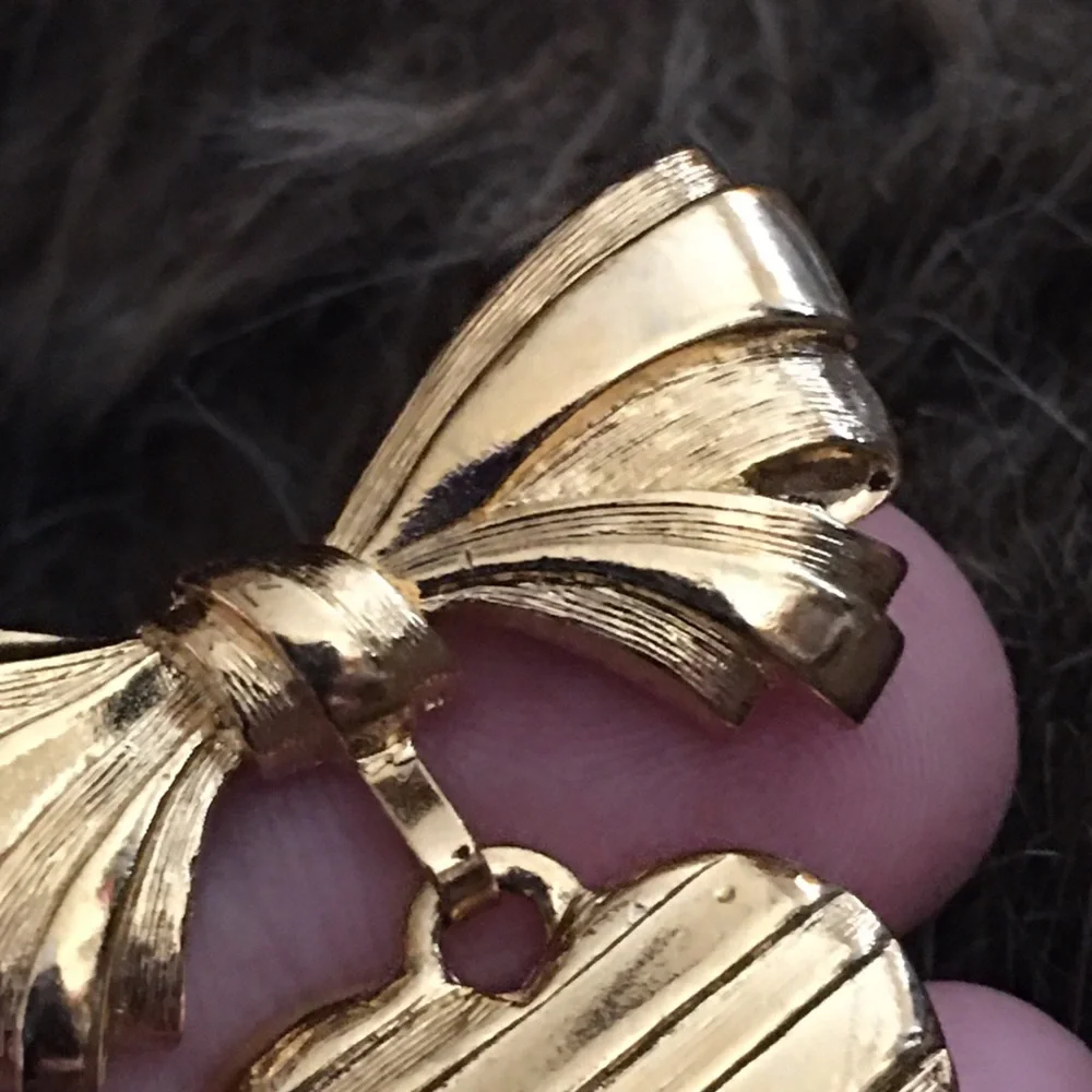 Vintage 80s Avon gold tone heart bow brooch pin